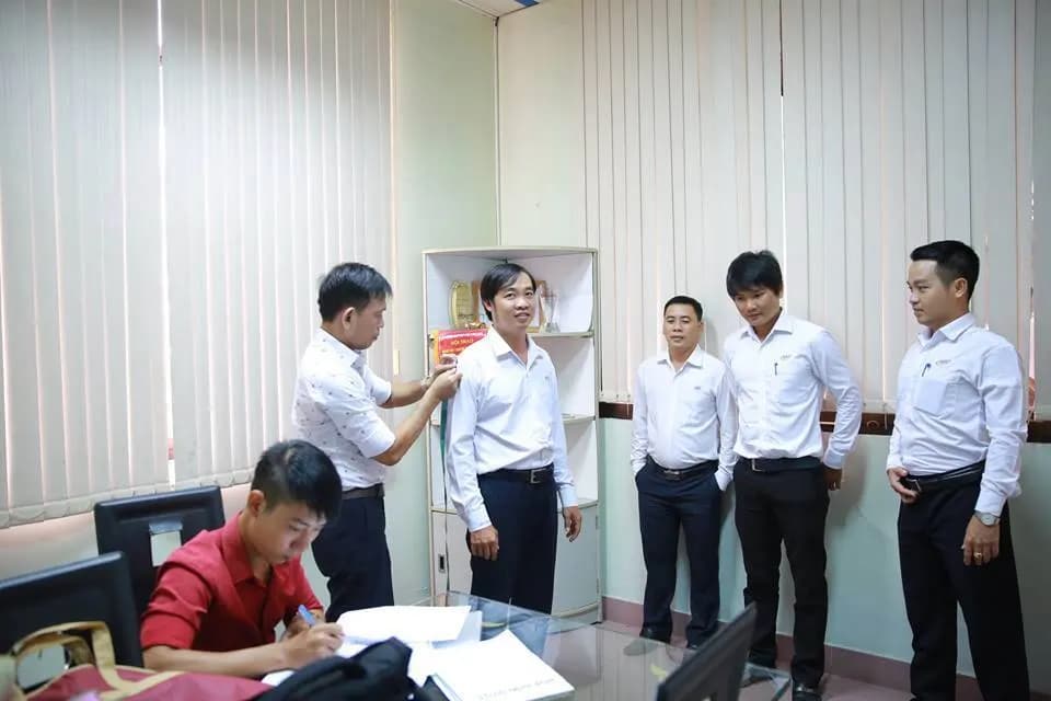 Đồng phục công ty du lịch: chọn vải và kiểu theo từng vị trí