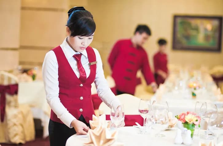 May đồng phục nhà hàng: từ khu bếp ra tới khu phục vụ