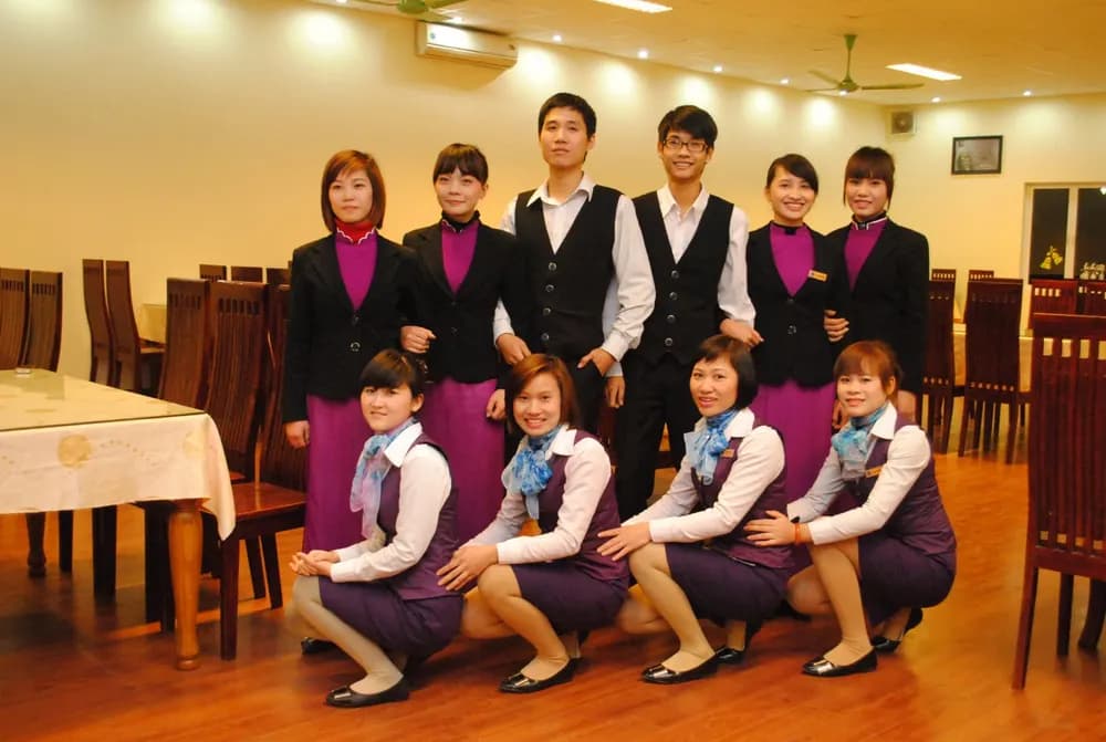 May đồng phục quán ăn tại TP.HCM: chọn vải và form thế nào