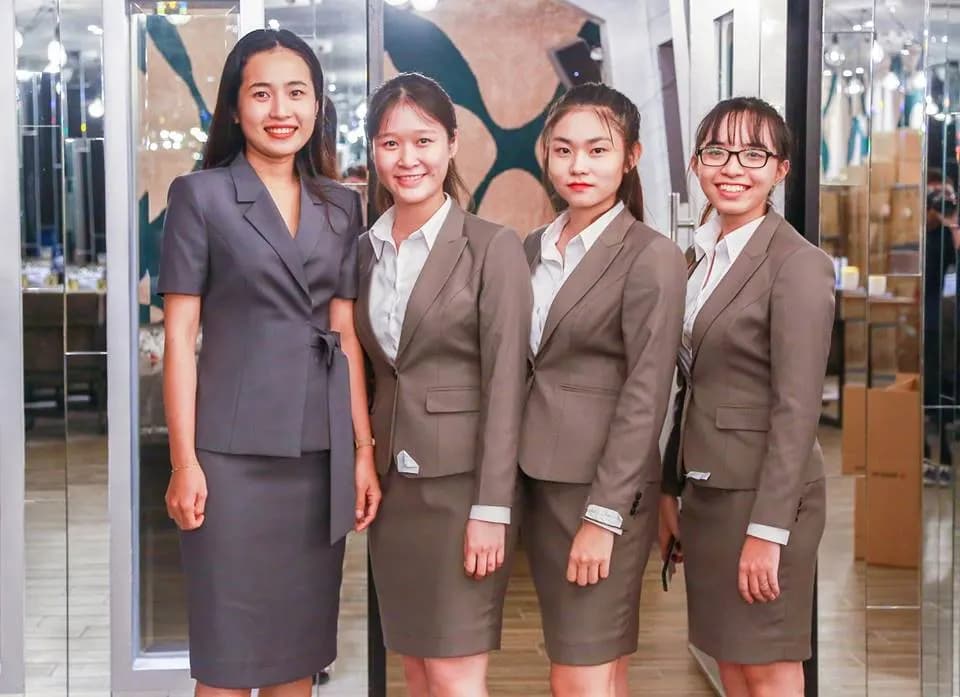 May đồng phục vest nữ: form dáng và chất liệu chuẩn