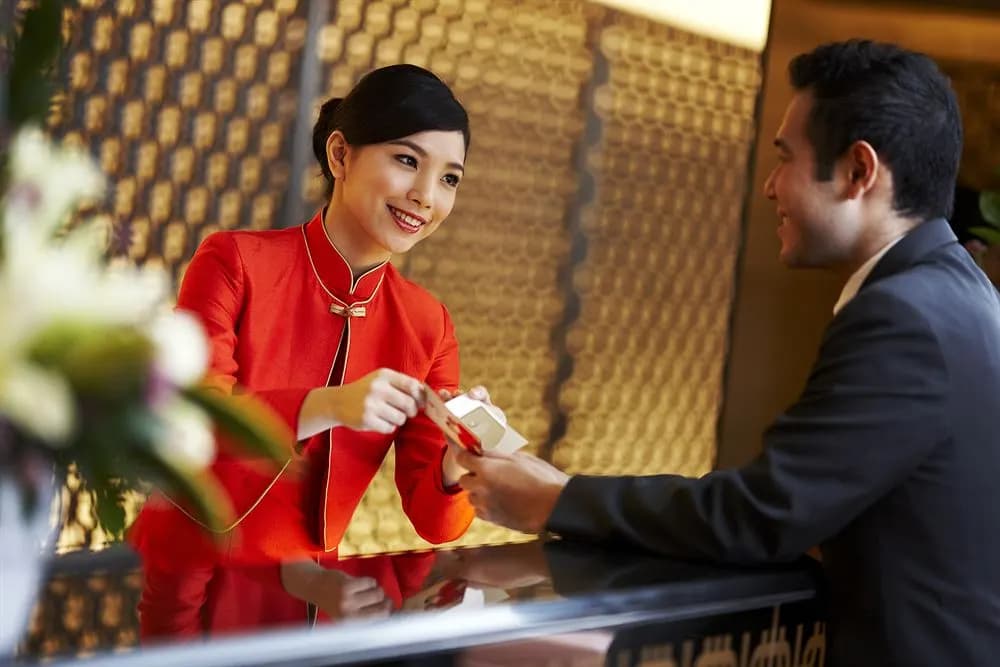 Đồng phục lễ tân: chọn form, chất vải và chi tiết nhận diện
