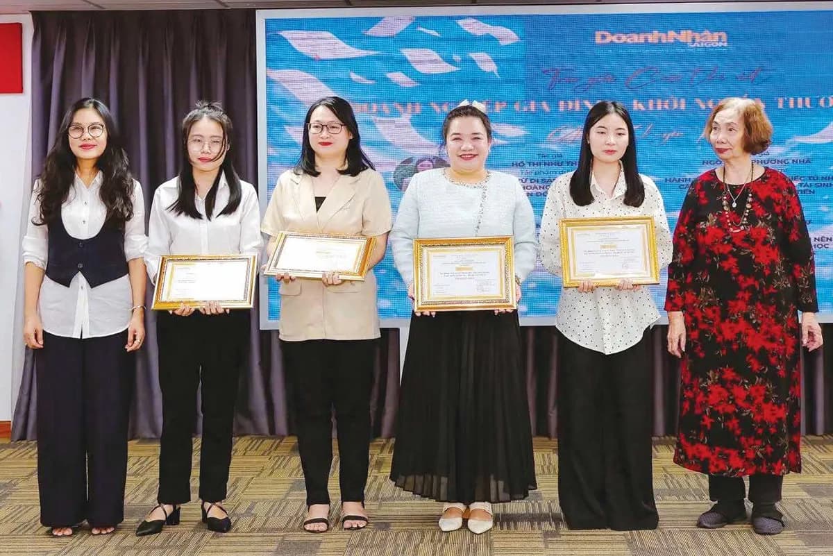 Mon Amie may đồng phục cho Báo Doanh nhân Sài Gòn