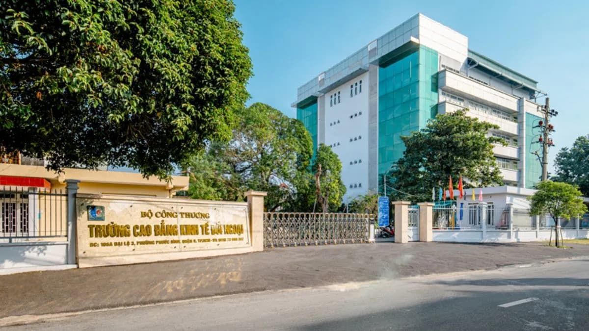 Mon Amie may đồng phục cho Cao đẳng Kinh tế Đối ngoại