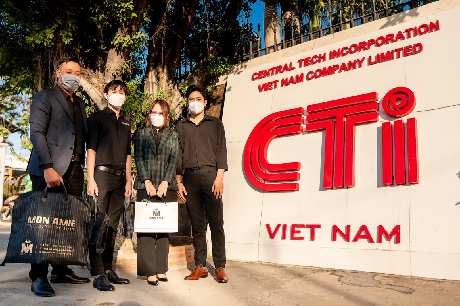 Mon Amie may đồng phục cho Central Tech Việt Nam
