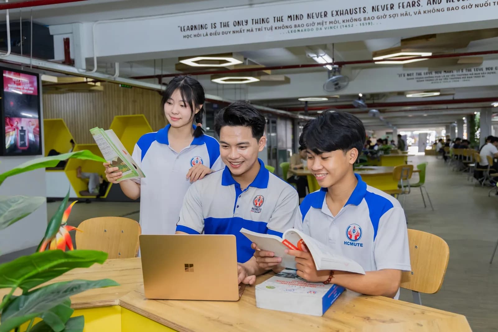 Mon Amie may đồng phục cho Đại học Sư phạm Kỹ thuật TP.HCM