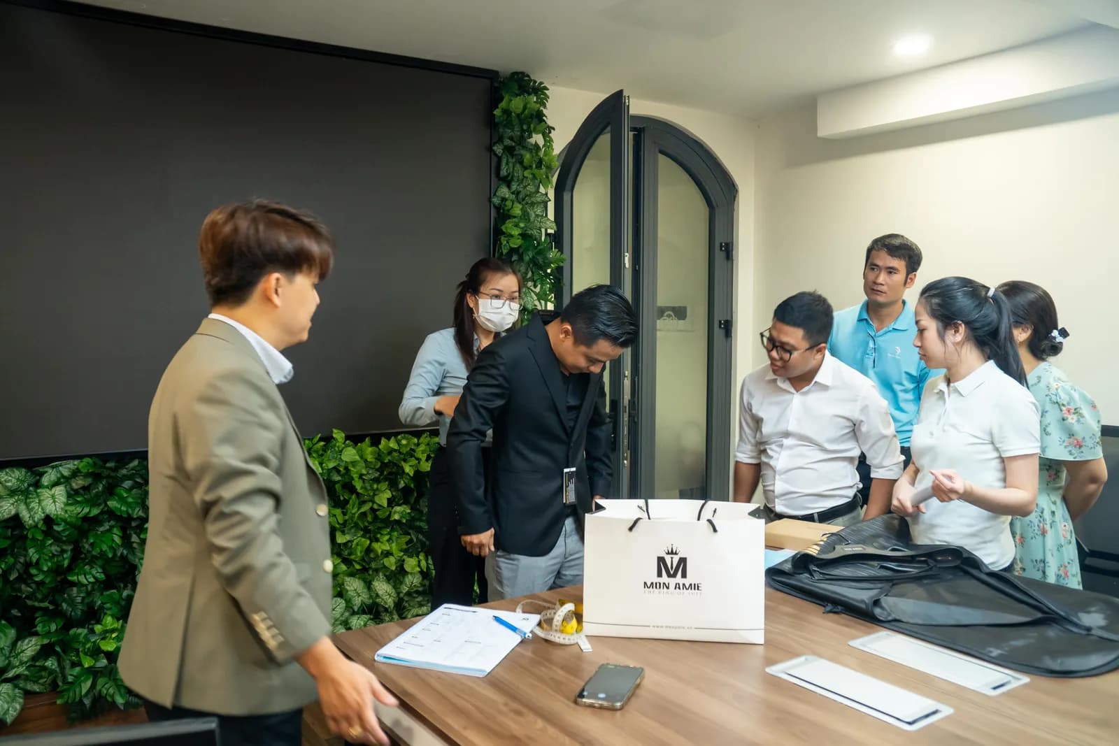 Mon Amie may đồng phục cho Công ty Nhà Bến Thành