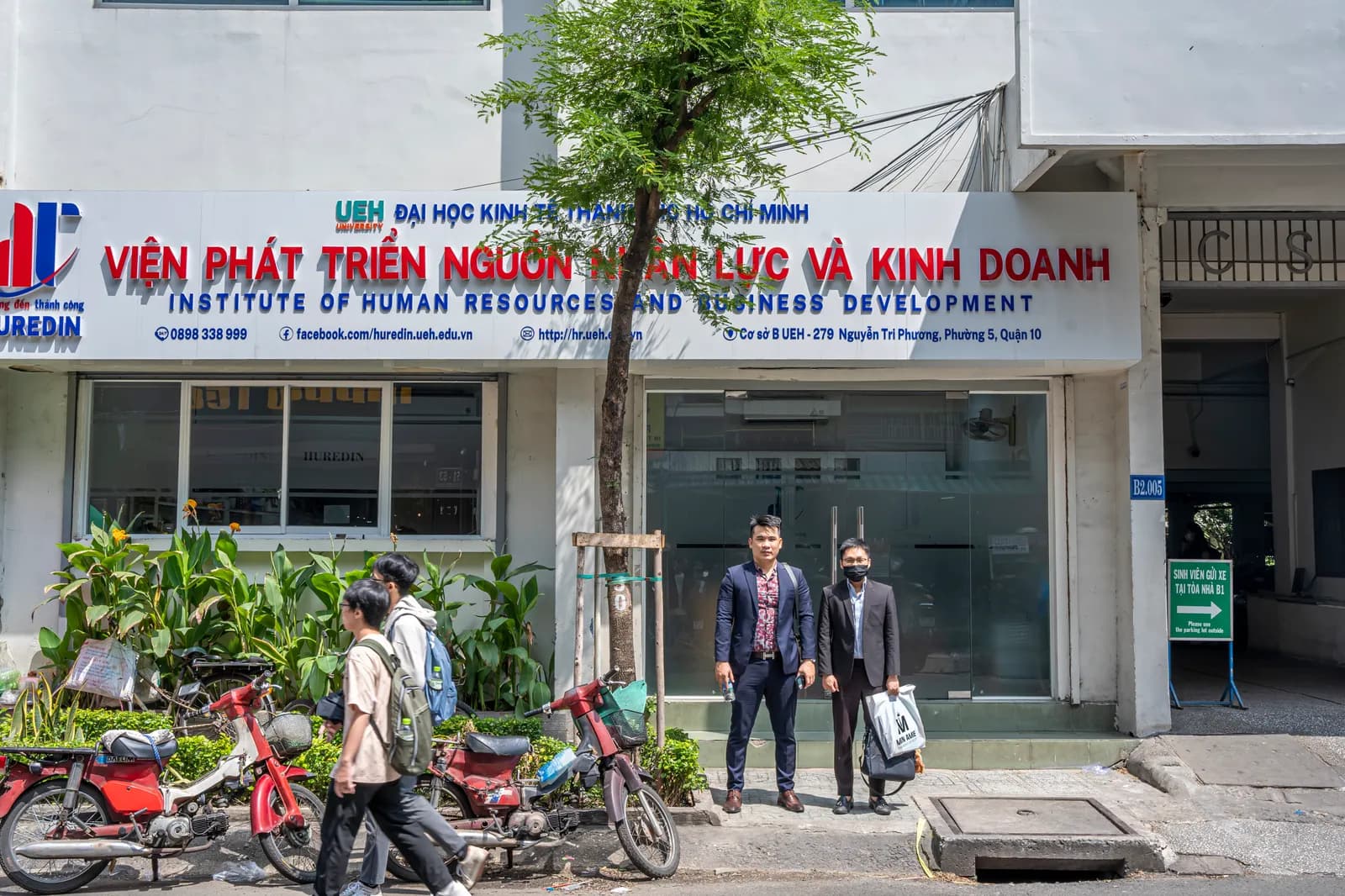 Mon Amie may đồng phục cho Viện Phát triển Nguồn nhân lực và Kinh doanh — UEH