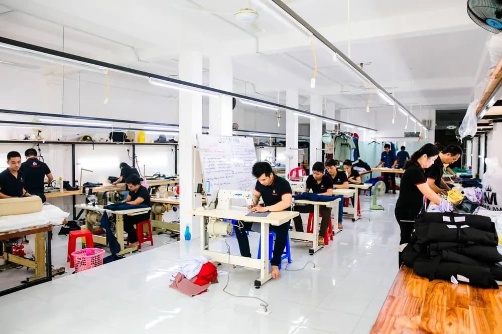 Bên trong xưởng may Mon Amie: hơn 80 thợ, ai làm gì