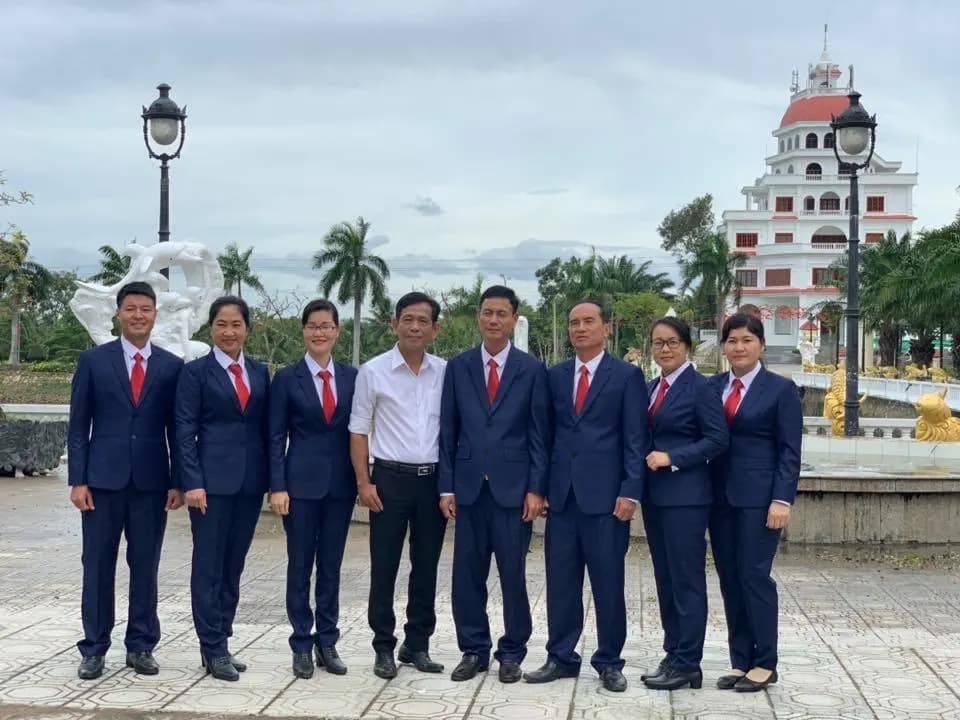 Mẫu đồng phục công sở: bốn nhóm và cách chọn cho đúng