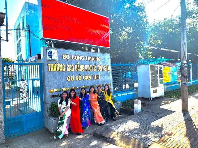 Mon Amie may đồng phục cho Cao đẳng Kinh tế Đối ngoại — 2/6