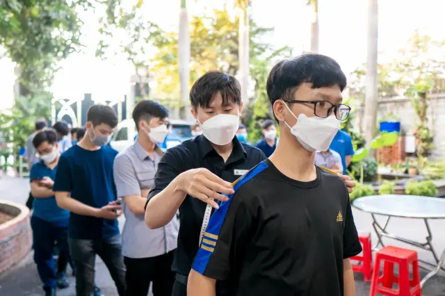 Mon Amie may đồng phục cho Central Tech Việt Nam — 4/18