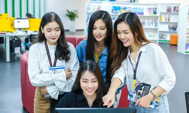 Mon Amie may đồng phục cho Đại học Tôn Đức Thắng — 4/6