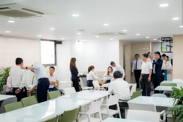 Mon Amie may đồng phục cho ERAS Group — 6/23