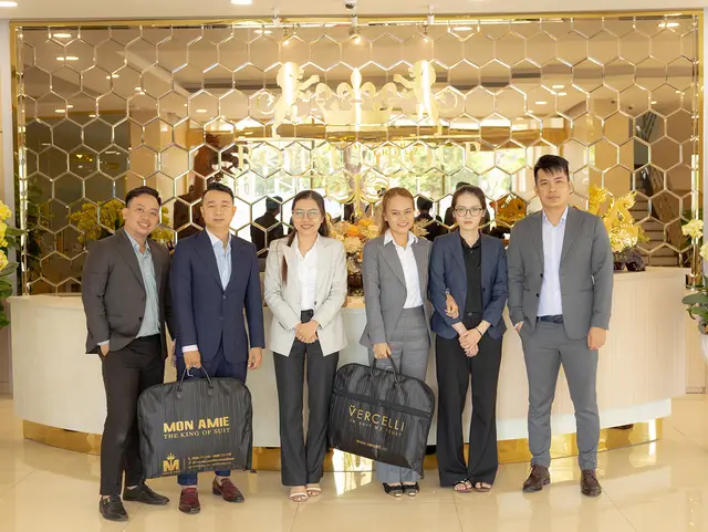 Mon Amie may đồng phục cho Royal Group — 11/25