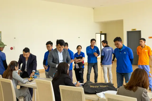 Mon Amie may đồng phục cho Royal Group — 23/25