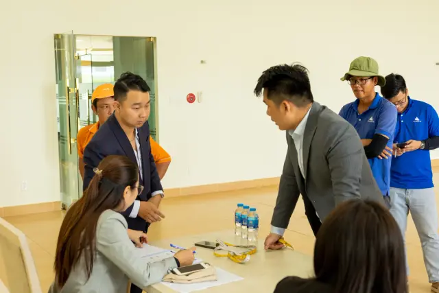 Mon Amie may đồng phục cho Royal Group — 24/25