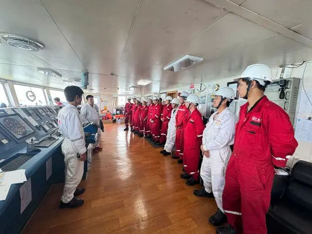 Mon Amie may đồng phục cho Vận tải Dầu khí Thái Bình Dương — 3/5
