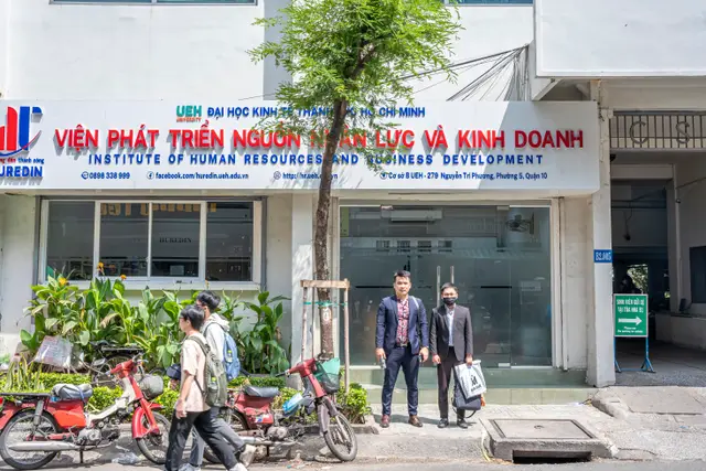 Mon Amie may đồng phục cho Viện Phát triển Nguồn nhân lực và Kinh doanh — UEH — 2/32