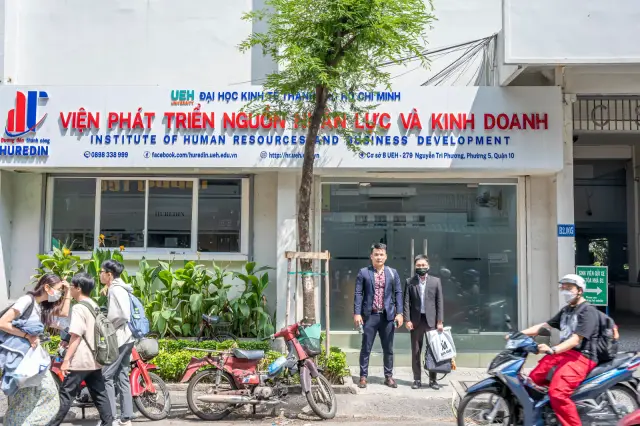 Mon Amie may đồng phục cho Viện Phát triển Nguồn nhân lực và Kinh doanh — UEH — 24/32